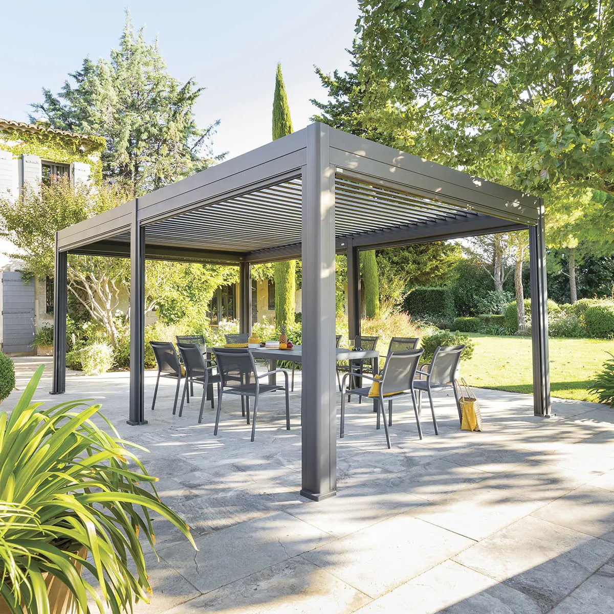 Pergola bioclimatique "Evora" grand modèle 6x3,6m en aluminium traité époxy Graphite Ma Maisons