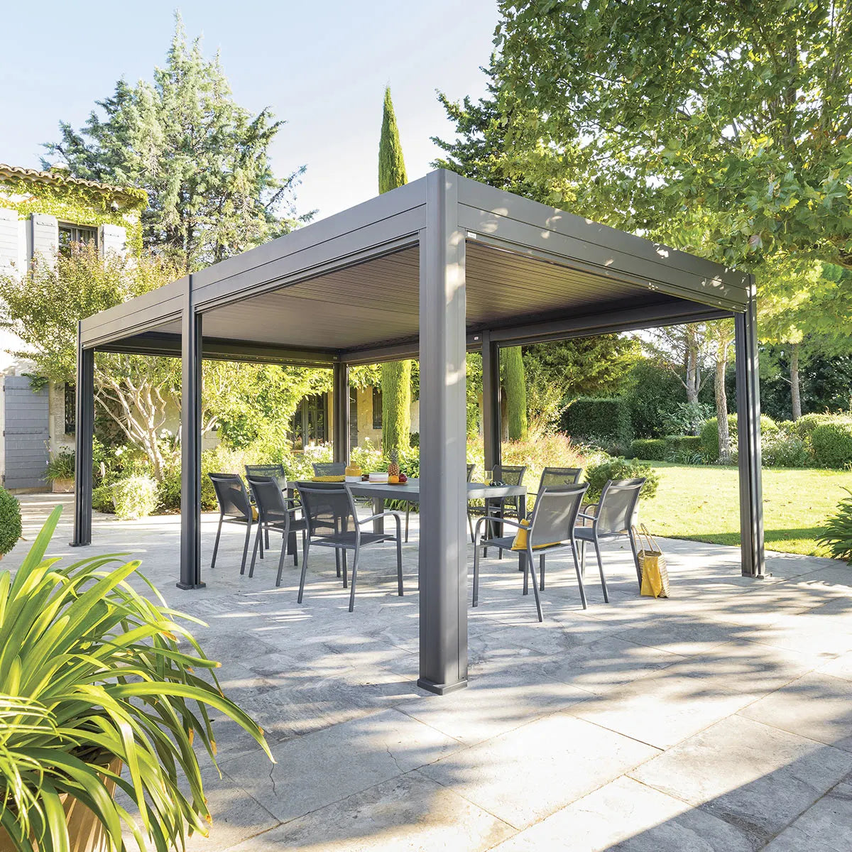 Pergola bioclimatique "Evora" grand modèle 6x3,6m en aluminium traité époxy Graphite Ma Maisons