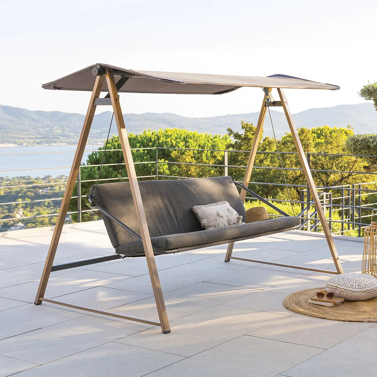 Balancelle de jardin "Soly" honey & charbon 224x135x173cm en acier SKU 3560239152835 171007 Ma Maisons